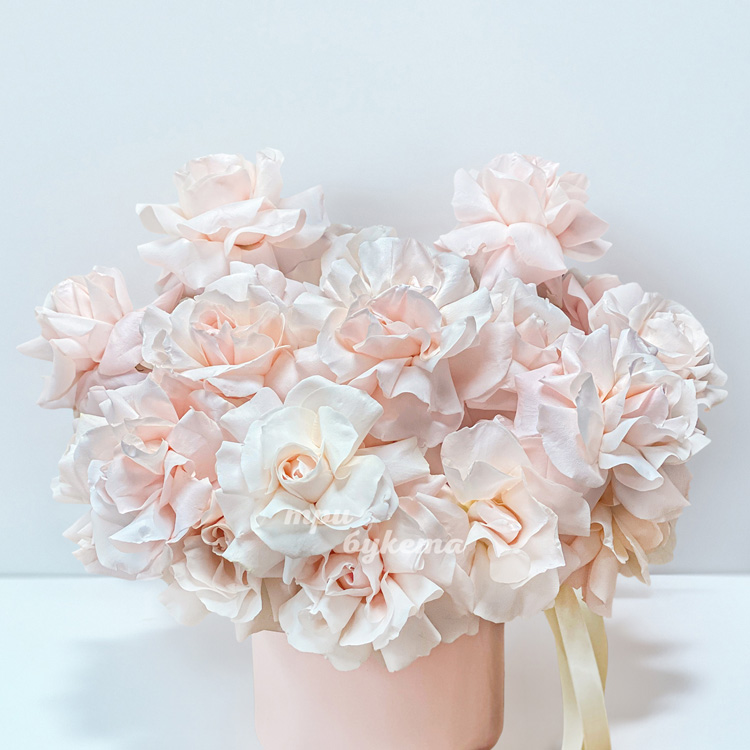 Шляпная коробка кремовых французских роз (крупный план)