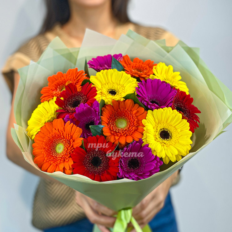 Яркий букет из 15 разноцветных гербер (крупный план)