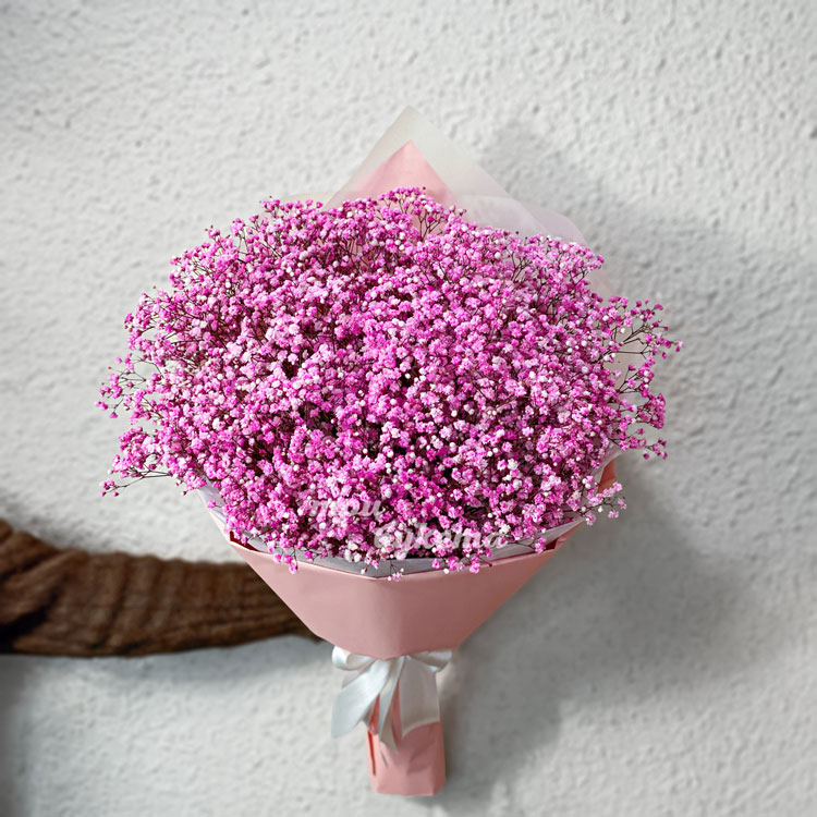 Яркий букет из розовой гипсофилы