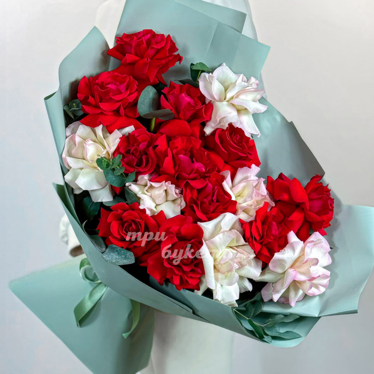 Букет из 17 красных и розовых французских роз (крупный план)