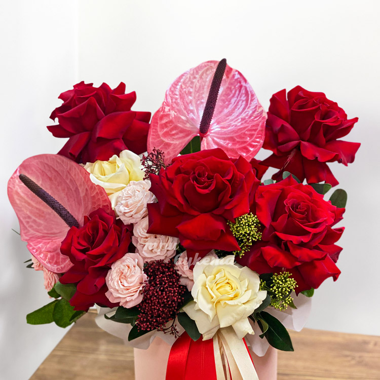 Французские розы и антуриумы в коробке (крупный план)