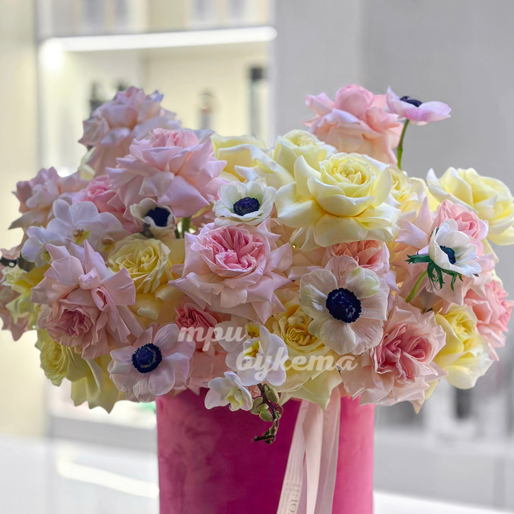 Коробка французских роз, орхидей и анемонов (крупный план)