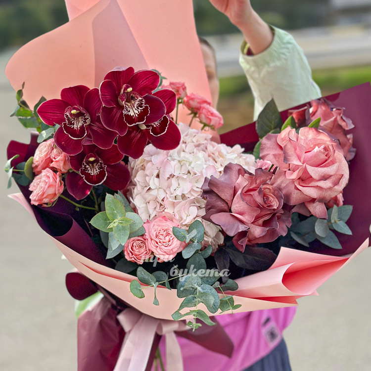 Букет бордовых орхидей и французских роз (крупный план)