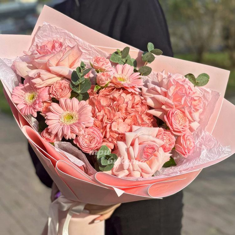 Букет нежно-розовых роз с герберами (крупный план)
