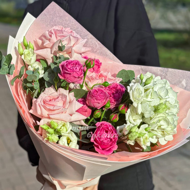 Букет ярких пионовидных роз с гортензией (крупный план)