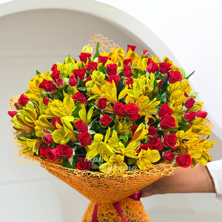 Букет желтых альстромерий и красных роз (крупный план)