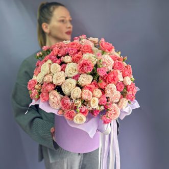 Коробка розовых и кремовых кустовых роз Коробка розовых и кремовых кустовых роз