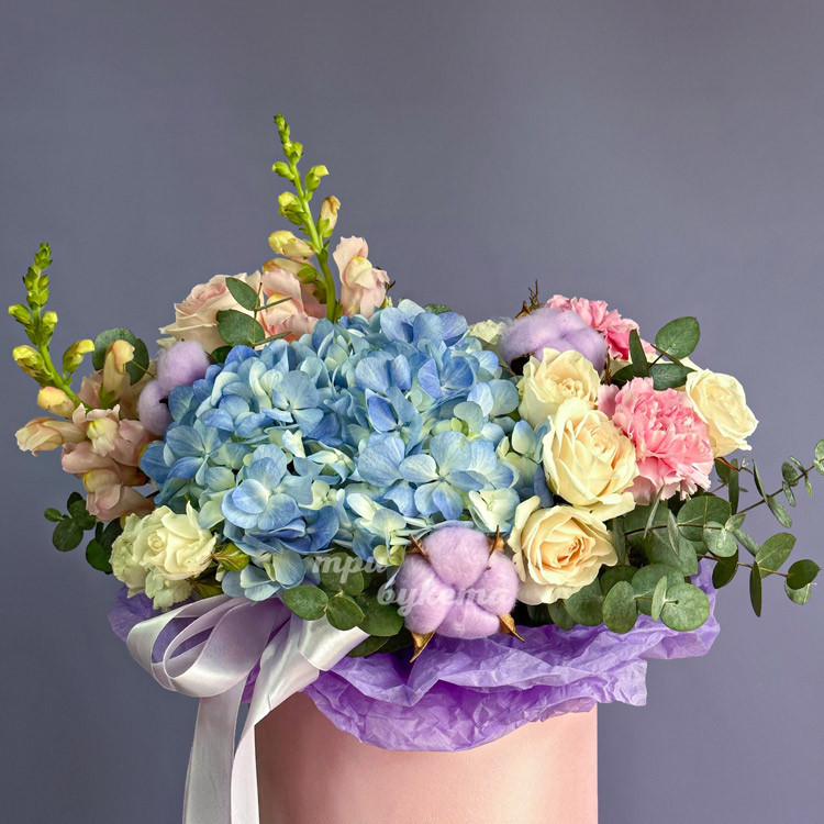 Коробка ярких роз и гортензии с хлопком (крупный план)