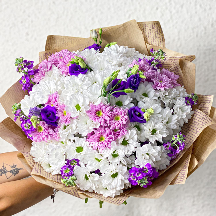 Букет хризантем с маттиолами в крафте (крупный план)