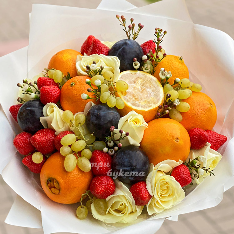 Букет из апельсинов, белых роз и клубники (крупный план)