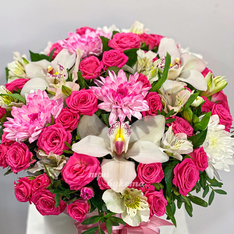 Коробка кустовых роз, хризантем и орхидей (крупный план)