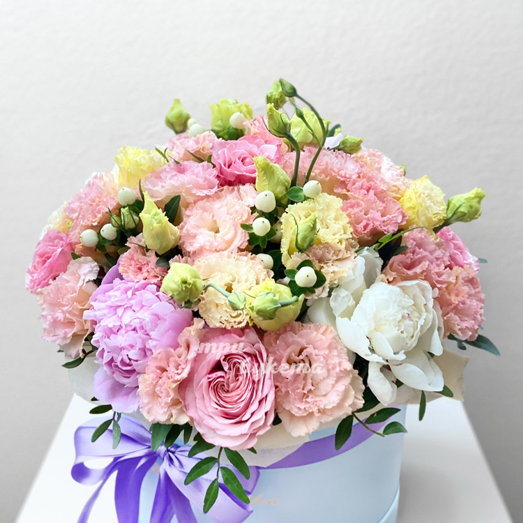 Коробка нежно-розовых эустом с пионами (крупный план)