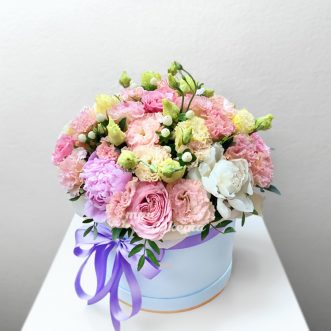 Коробка нежно-розовых эустом с пионами Коробка нежно-розовых эустом с пионами