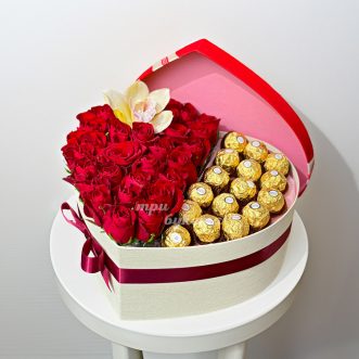 Коробка-сердце с 33 розами и конфетами Коробка-сердце с 33 розами и конфетами