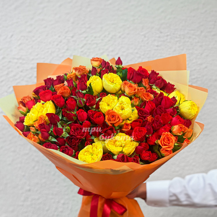 Оранжевый букет кустовых и пионовидных роз (крупный план)