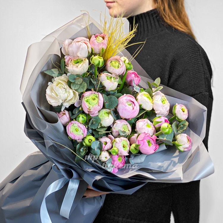 Букет розовых ранункулюсов с зеленью (вид сверху)