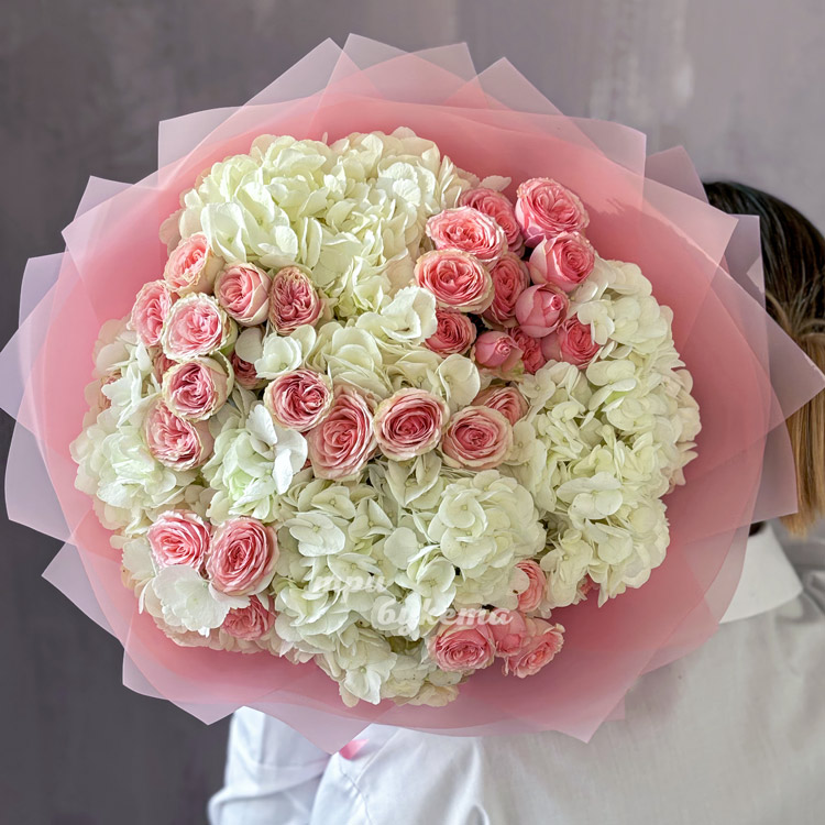 Букет белых гортензий и розовых кустовых роз (на плече)