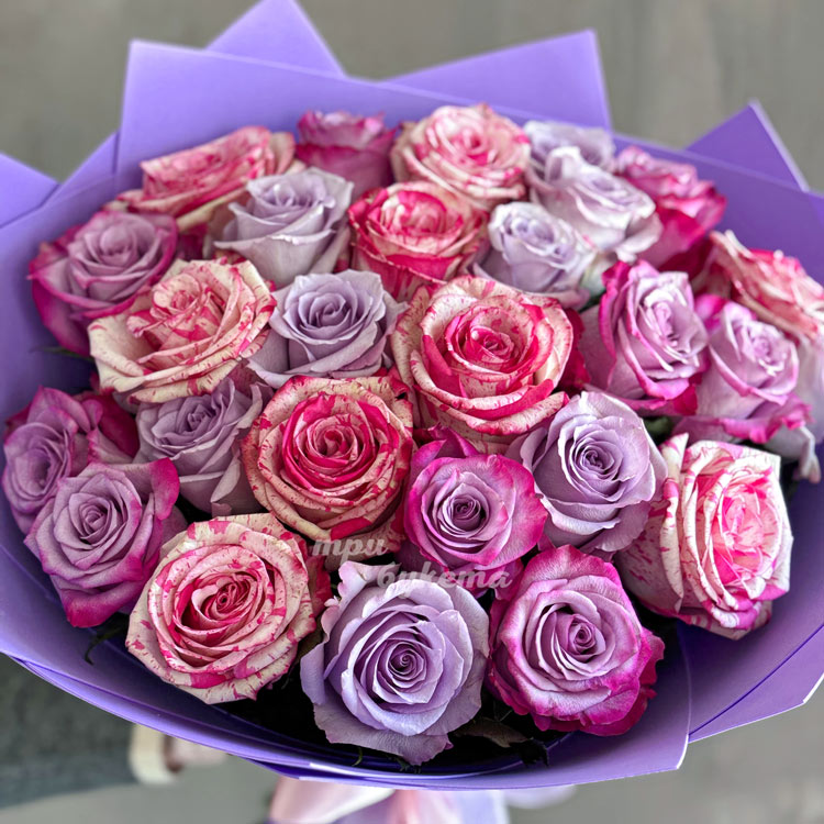 Сиреневый букет кустовых роз микс (крупный план)