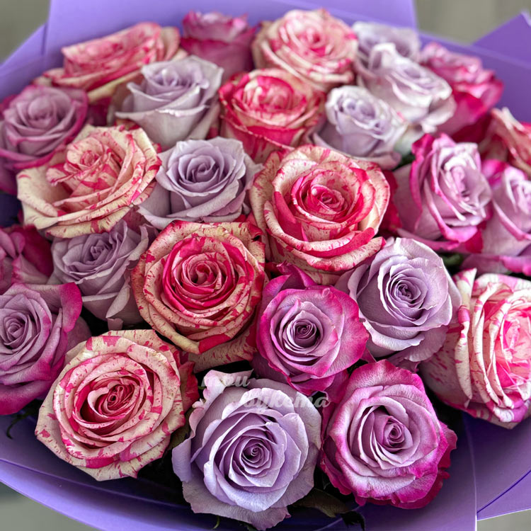 Сиреневый букет кустовых роз микс (крупный план 2)