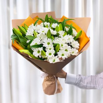 Букет белых хризантем и белых лилий Букет белых хризантем и белых лилий