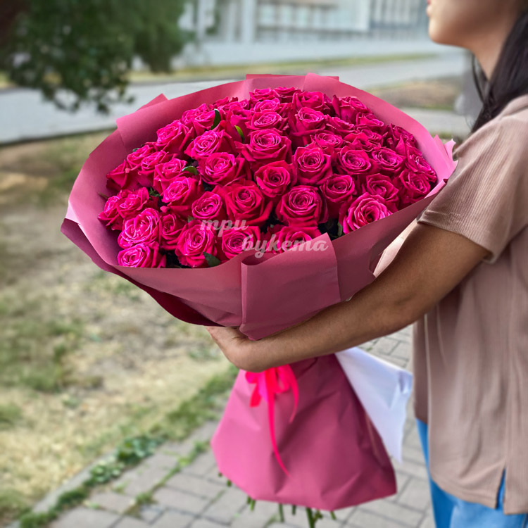 Букет из 51 высокой розы цвета Фуксия