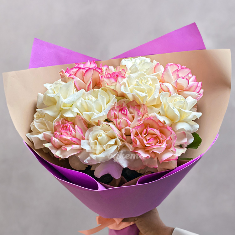 Букет розовых и белых французских роз (крупный план)