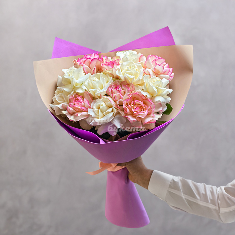 Букет розовых и белых французских роз