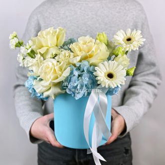 Голубые гортензии с белыми розами в коробке Голубые гортензии с белыми розами в коробке