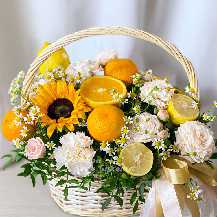 Корзина цитрусовых с розами и гвоздиками (крупный план)