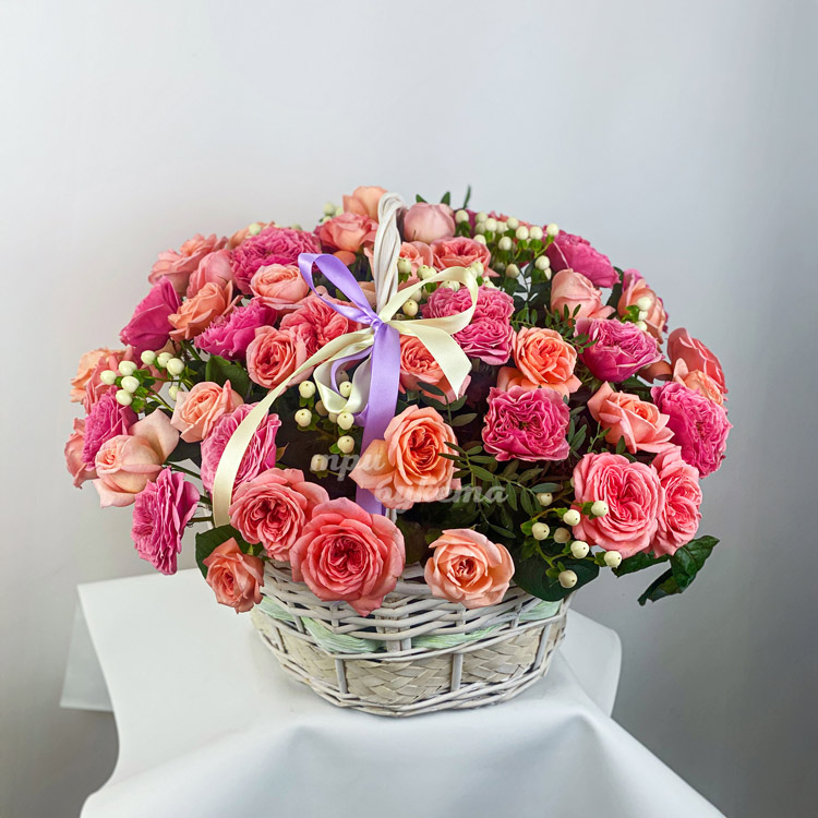 Корзина розовых кустовых роз с гиперикумом