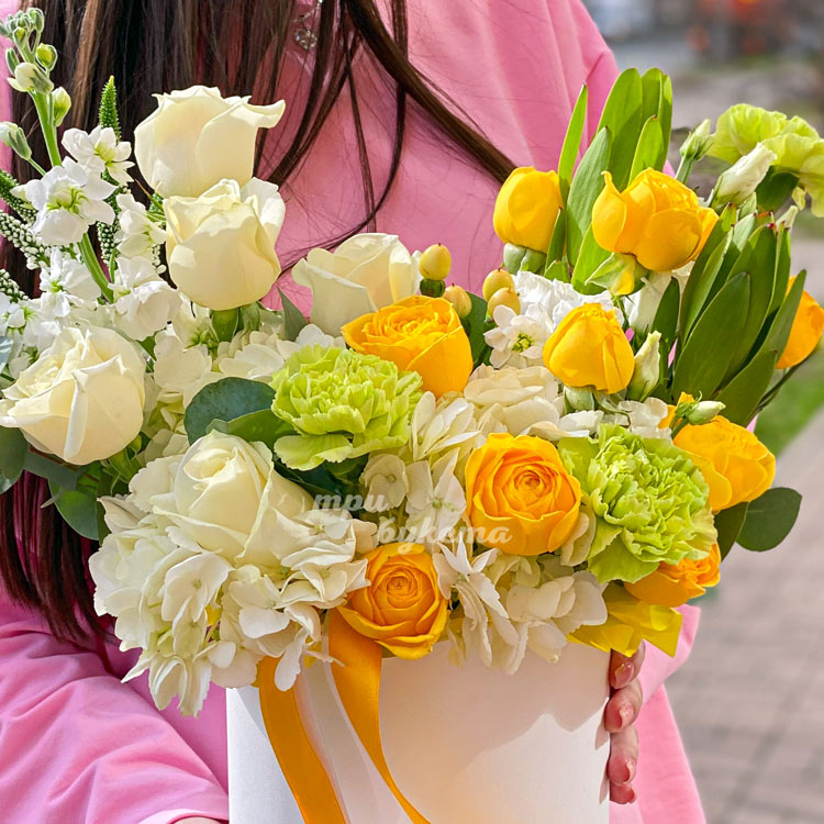 Яркая коробка роз, гвоздик и маттиол (крупный план)