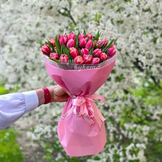 Букет из 33 ярких розовых тюльпанов Букет из 33 ярких розовых тюльпанов