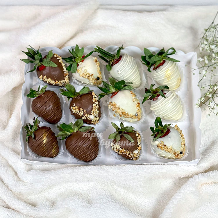 Коробка из клубники в шоколаде с орешками