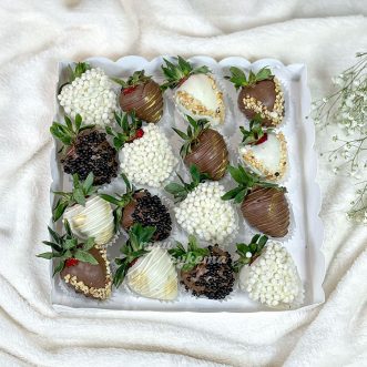 Коробка из клубники в шоколаде с присыпкой