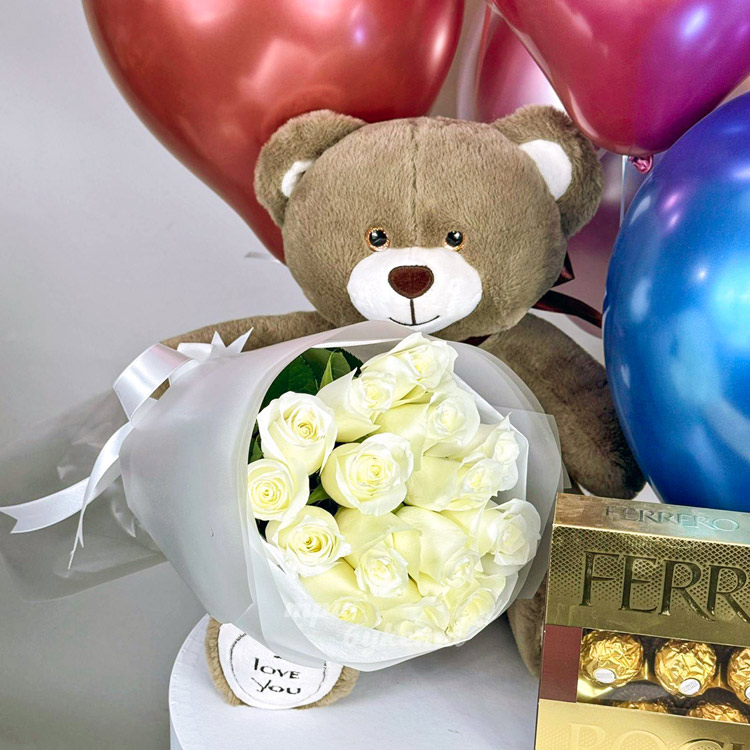 Набор из шариков, мягкой игрушки, конфет и 15 белых роз (крупный план на букете и игрушке)